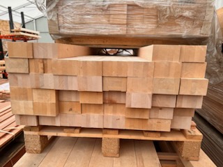 Grand stock de carrelets bois