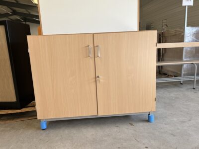 Commode à serrure fournie avec étagère