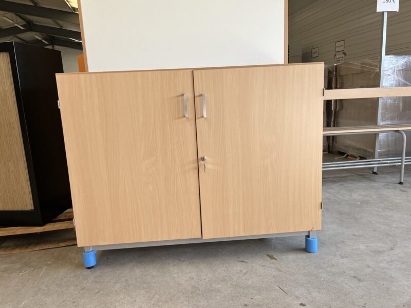 Commode à serrure fournie avec étagère